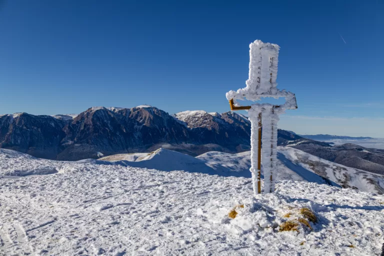 vârful postăvaru iarna